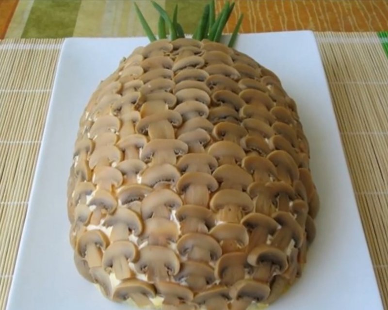 Салат в форме ананаса с грецкими орехами
