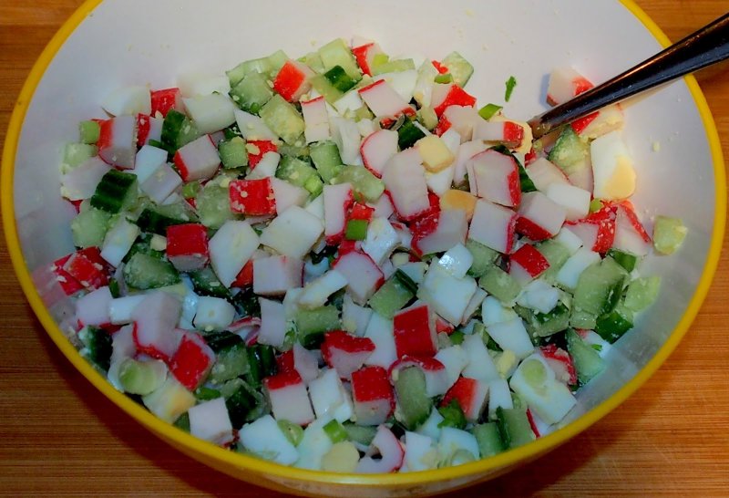 Салат с крабовыми палочками и кукурузой и рисом классический