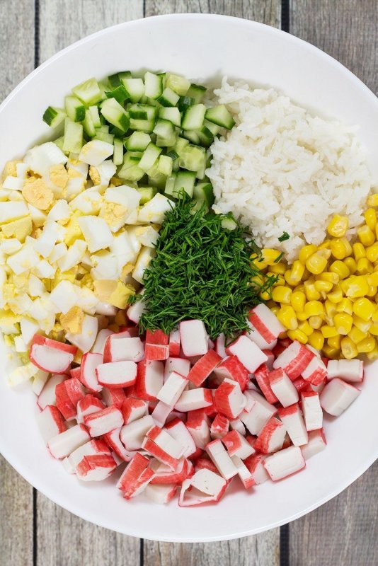 Салат с крабовыми палочками и кукурузой и огурцом классический