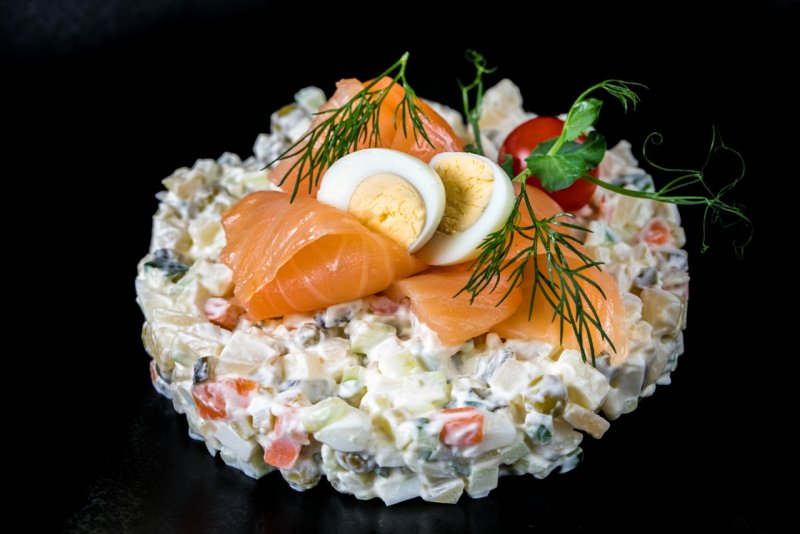 Салат с креветками черри и перепелиными яйцами