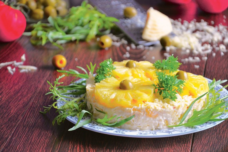 Украшение салата с ананасами и курицей