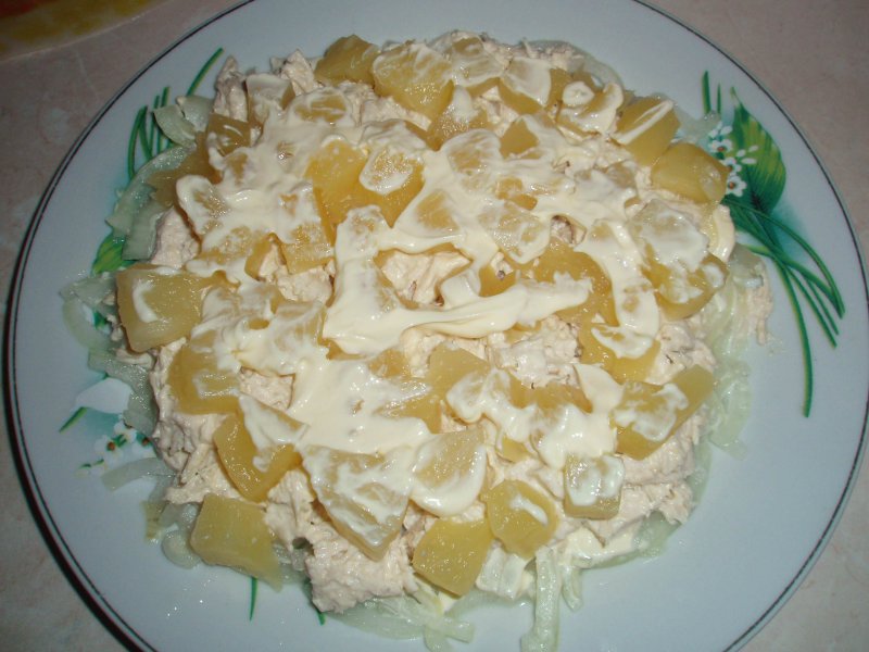 Салат из курицы с ананасами и грецкими орехами и сыром слоями