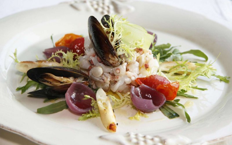 Салат из морепродуктов ресторанная подача