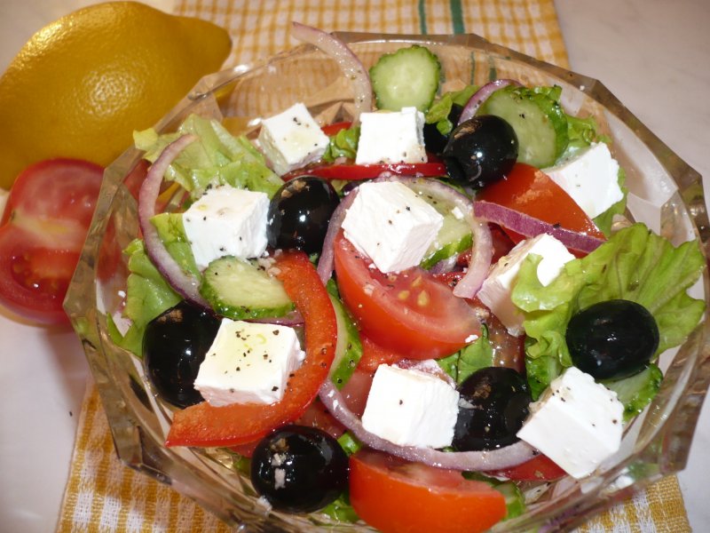 Греческий салат на белой тарелке