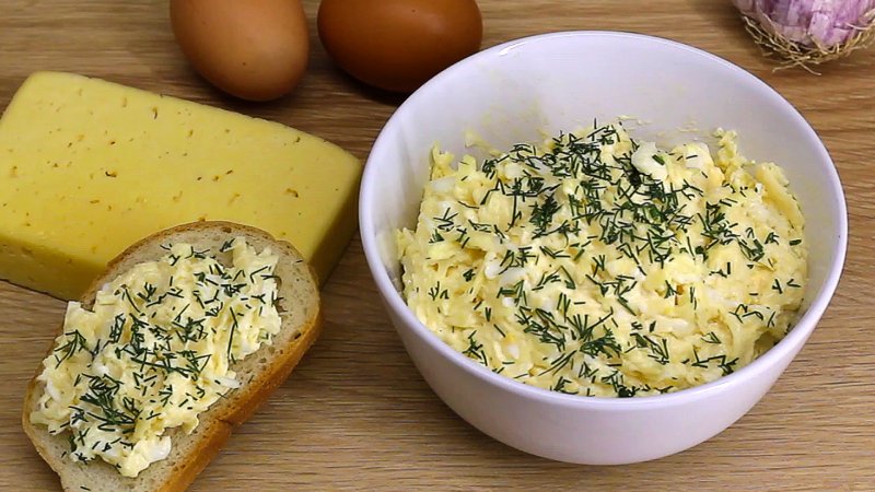 Тарталетки с сыром и чесноком