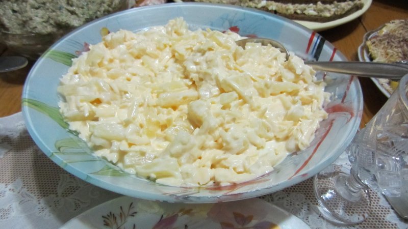 Салат с сыром и чесноком