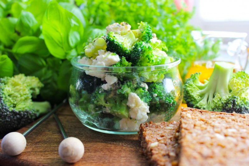 Салат с брынзой и брокколи