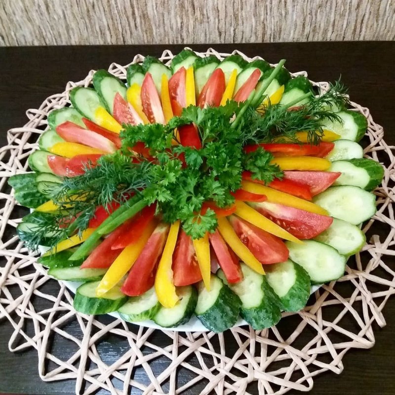 Салат ананасовый букет