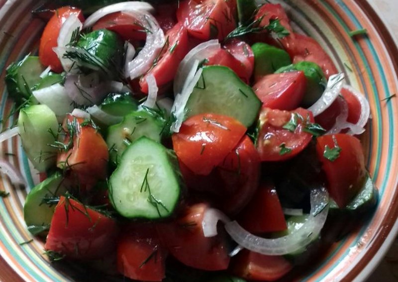 Красивый салат помидоры огурцы