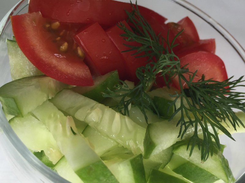 Салат из огурцов и помидоров с зеленым луком