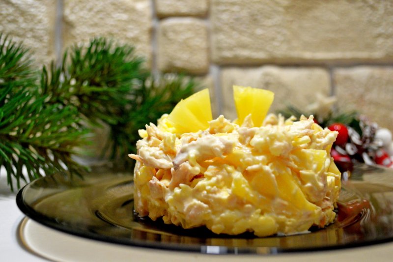 Салат с ананасом и курицей и сыром и грибами