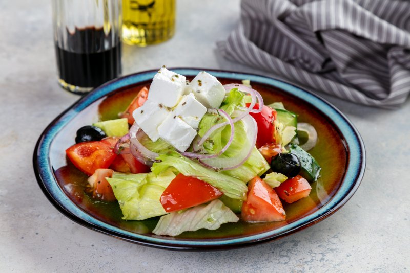 Греческий салат с фетой и оливками