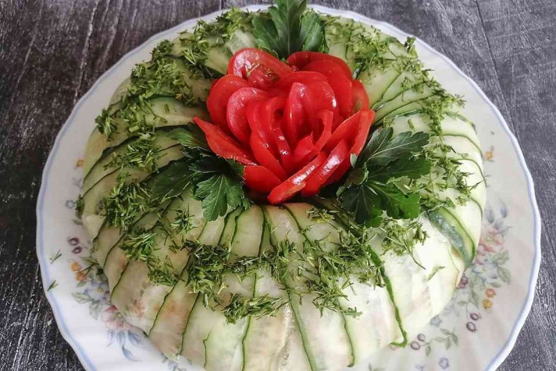 Украсить салат огурцом красиво