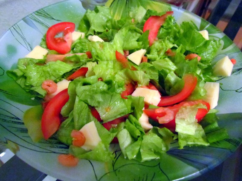 Салат с листьями салата и помидорами