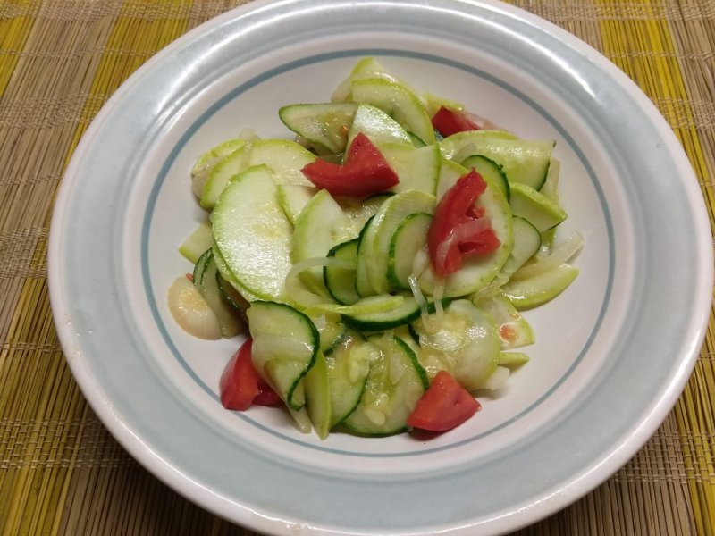 Салат из кабачков и огурцов