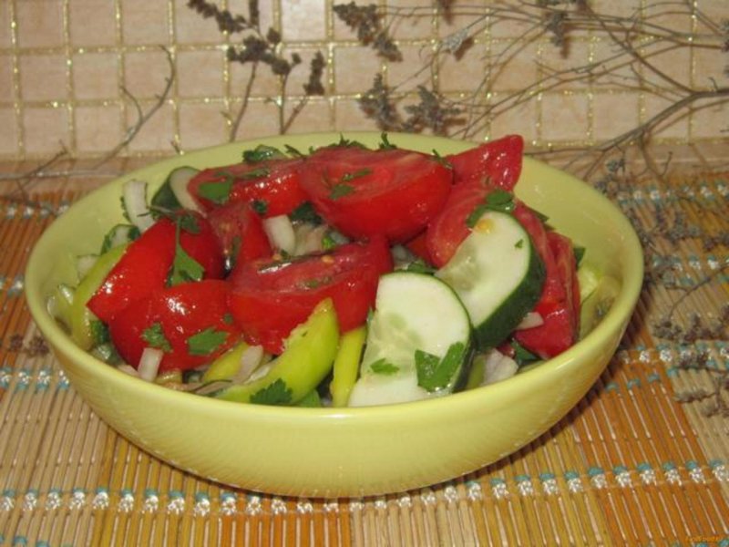 Домашний салат из помидоров и огурцов