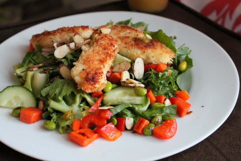 Рыба с салатом из овощей