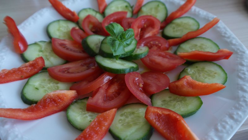 Турецкий салат из помидоров и огурцов