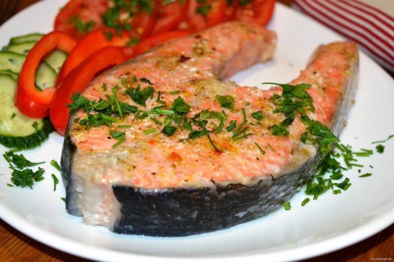 Салат с жареным лососем