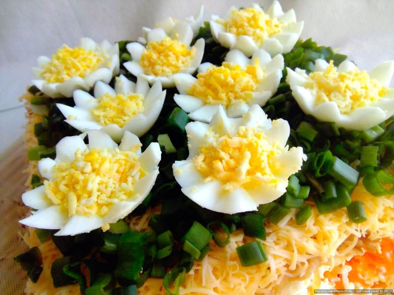 Цветы из яиц для украшения салатов