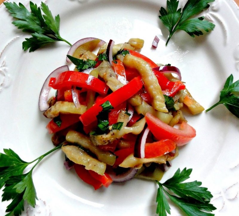 Салат с баклажанами и перцем болгарским