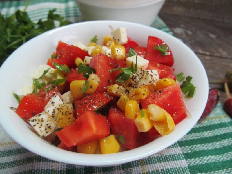Салат с кукурузой и помидорами