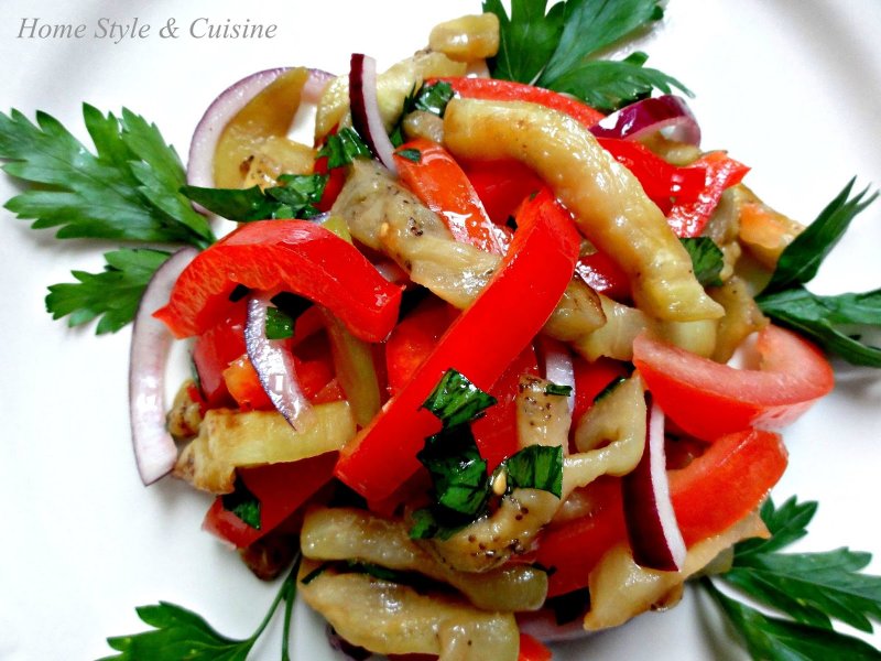 Салат с жареными баклажанами болгарским перцем и помидорами