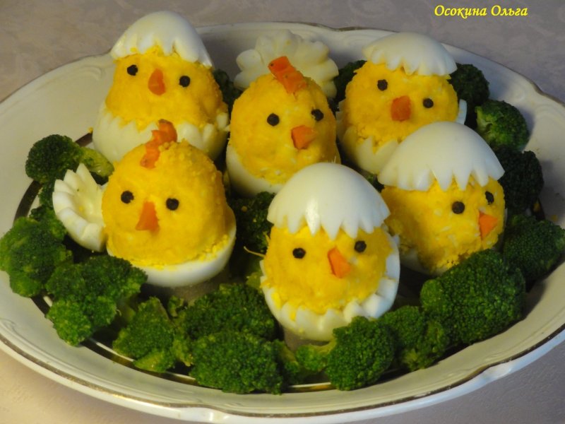 Салат украшенный мышками из яиц