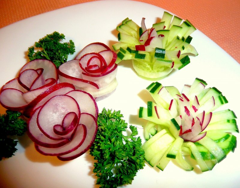 Красивая нарезка овощей на стол вместе с зеленью