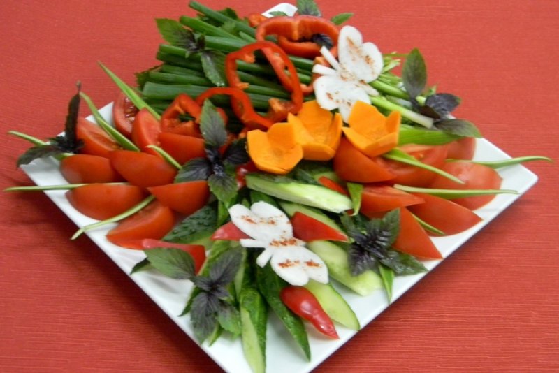 Посуда салатов из сырых овощей