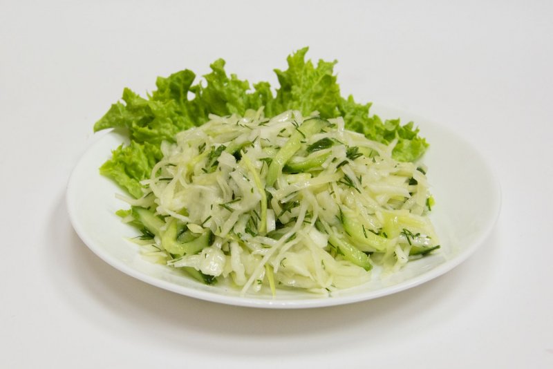 Простой салат с капустой