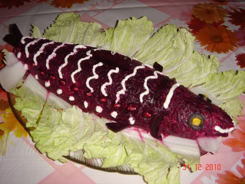 Салат шуба в виде рыбы