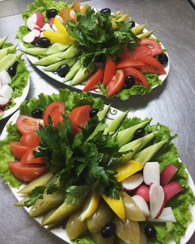 Греческий салат на банкет
