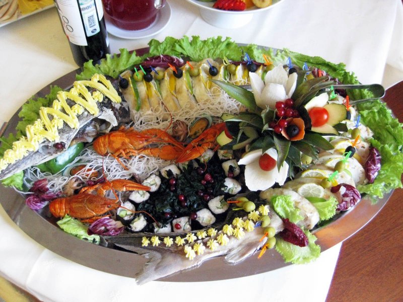 Как красиво украсить блюда на праздничный стол
