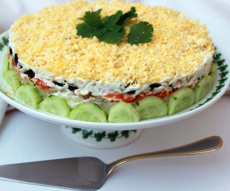 Слоёный салат со шпротами в виде закусочного торта