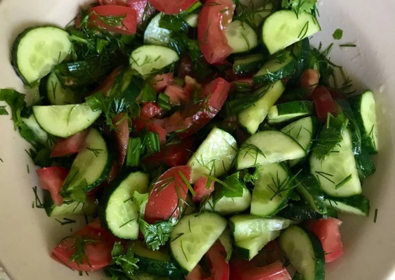 Салат из овощей со сметаной