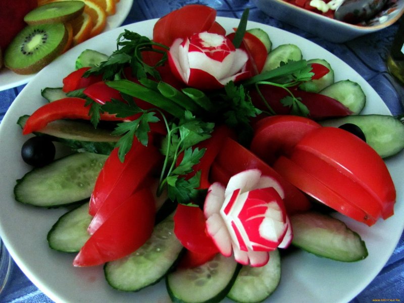 Красиво порезать помидоры в салат