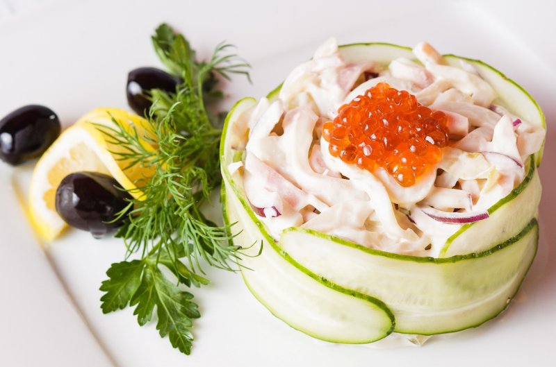 Новогодний салат с кальмарами