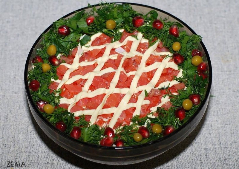 Слоёный салат с красной рыбой рецепт
