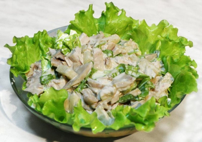 Слоёный салат с курицей и грибами