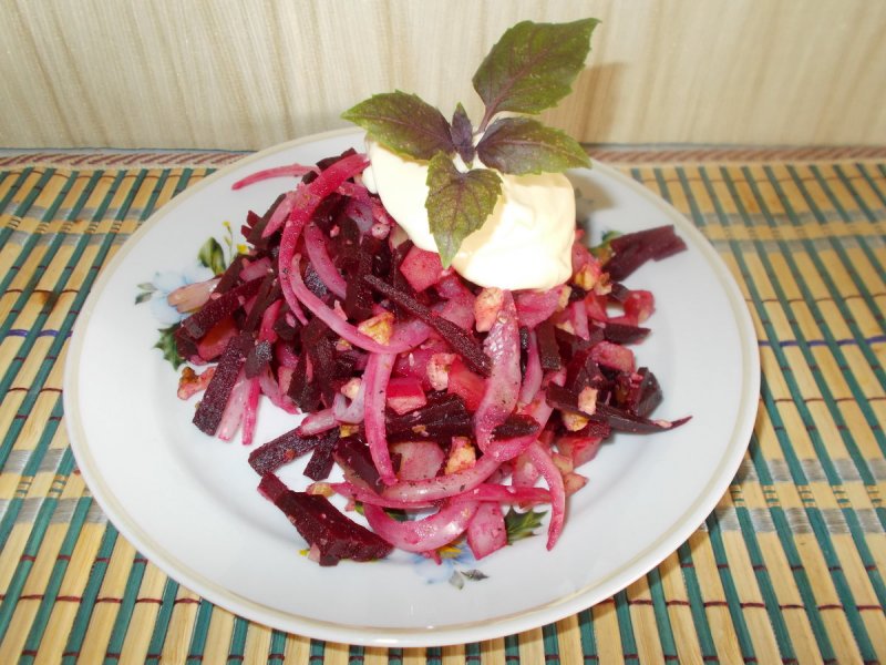 Салат со свёклой и солёным огурцом
