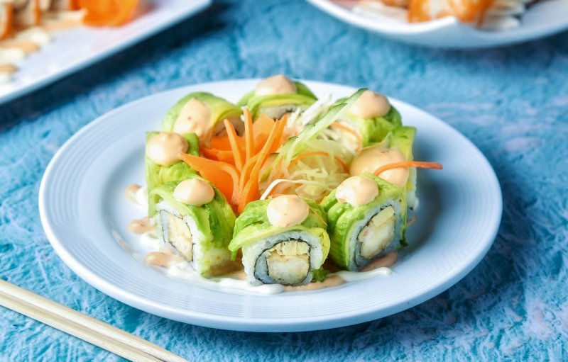Суши салат в тарелке