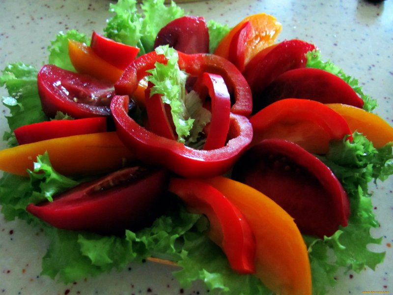 Красиво нарезать перец для украшения салата