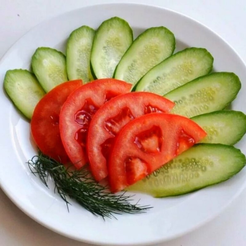 Салат с рукколой помидорами и огурцами