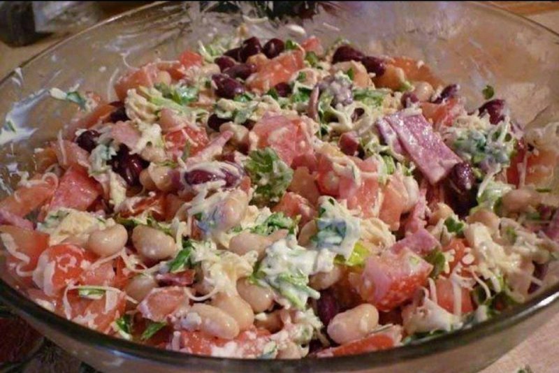 Салат с сухариками и фасолью и копченой колбасой