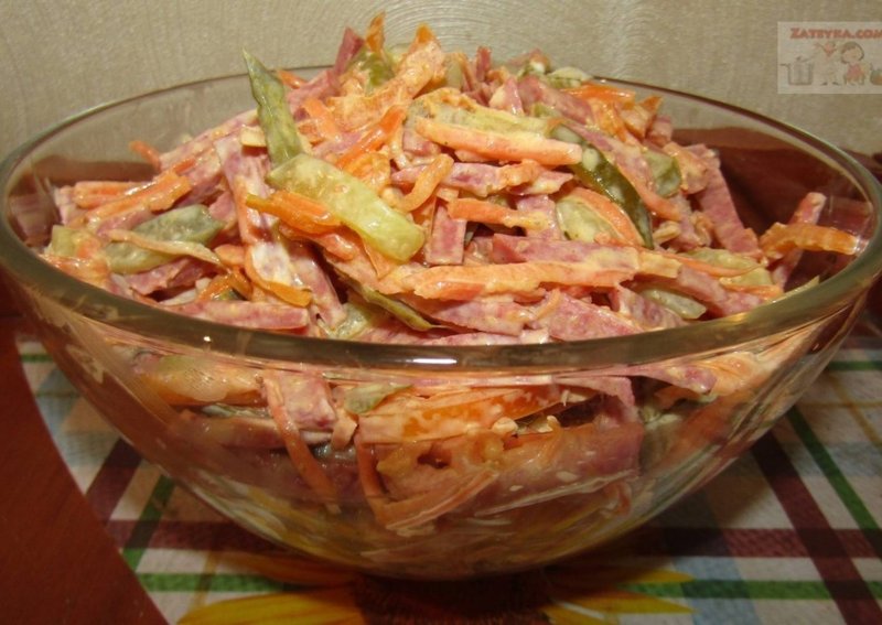 Салат с копчеными колбасками
