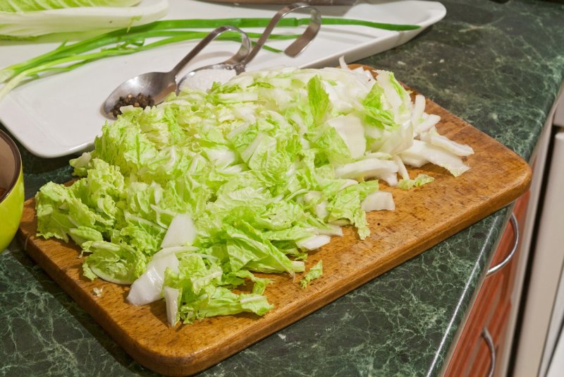 Салат из пекинской капусты с ветчиной