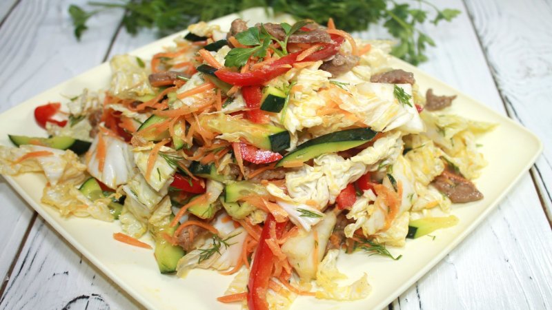 Салат с карпаччо и пекинской капустой