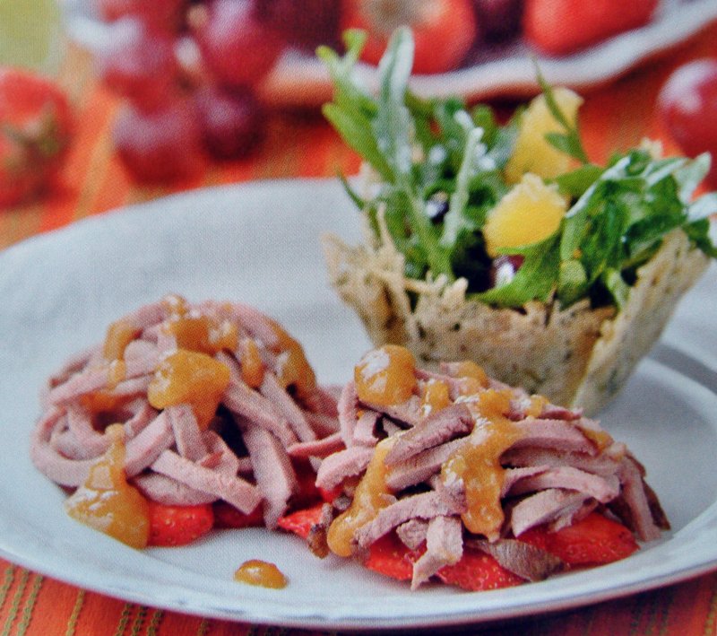 Салат с копченой курицей и помидорами