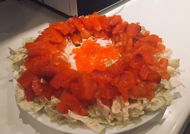 Салат с красной рыбой слоями